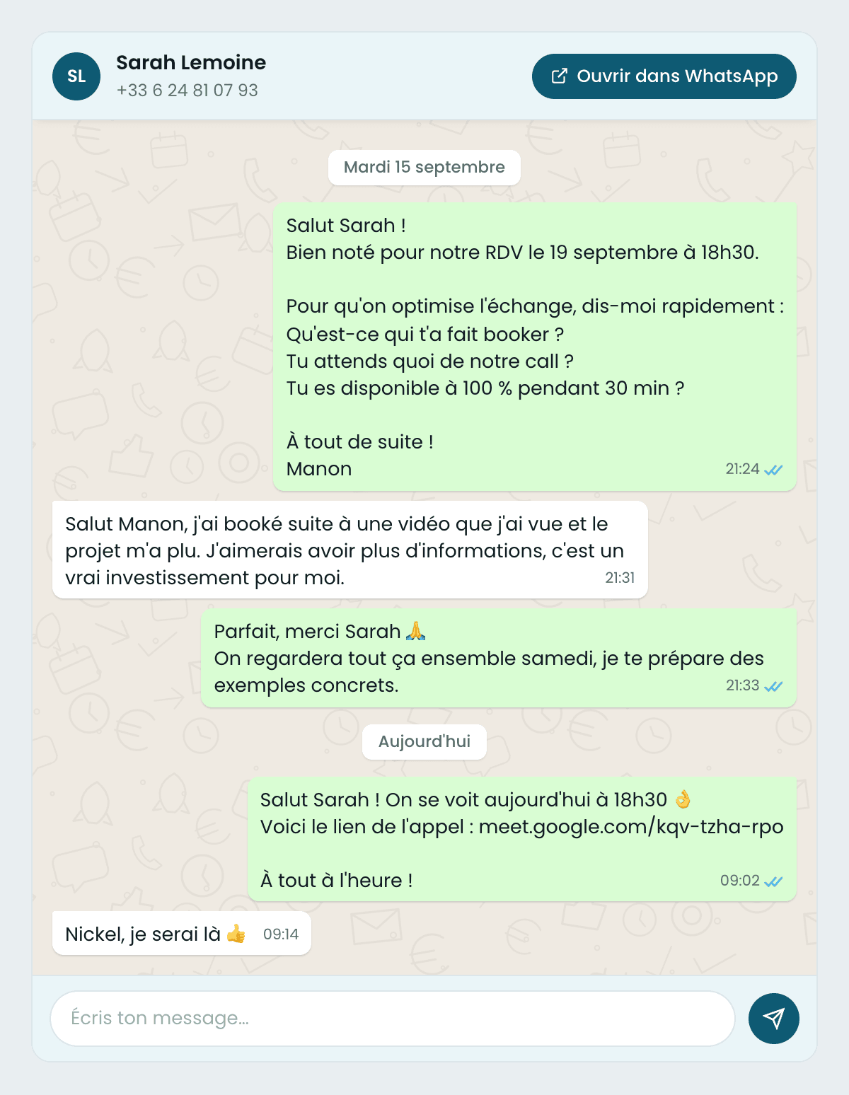 La conversation WhatsApp d'un prospect, dans sa fiche : pré-qualification envoyée, réponse reçue, confirmation le jour du rendez-vous.